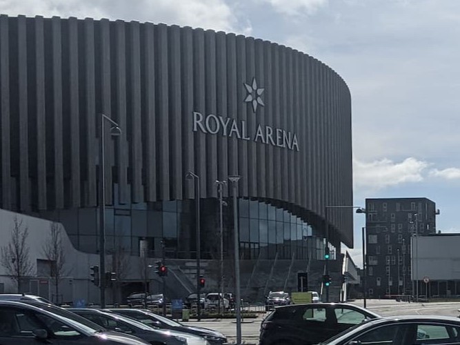 Parkerede biler foran Royal Arena